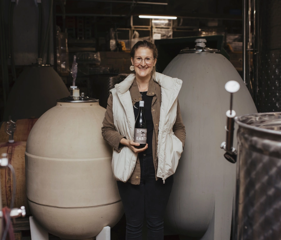 Wooden barrels, steel tanks, concrete eggs and ceramic barrels: Michaela Riedmüller ages her wines in different vessels.